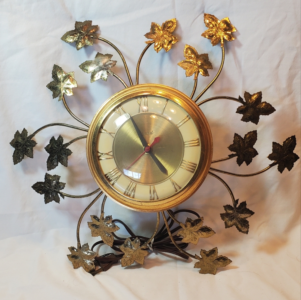 United Clock Model 77 Vintage Retro MCM Brass Maple Leaf Clock Starburst Pattern